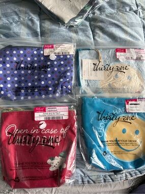 thirty-one Polka Dot Pouch and 3  Snack and Go Pouches